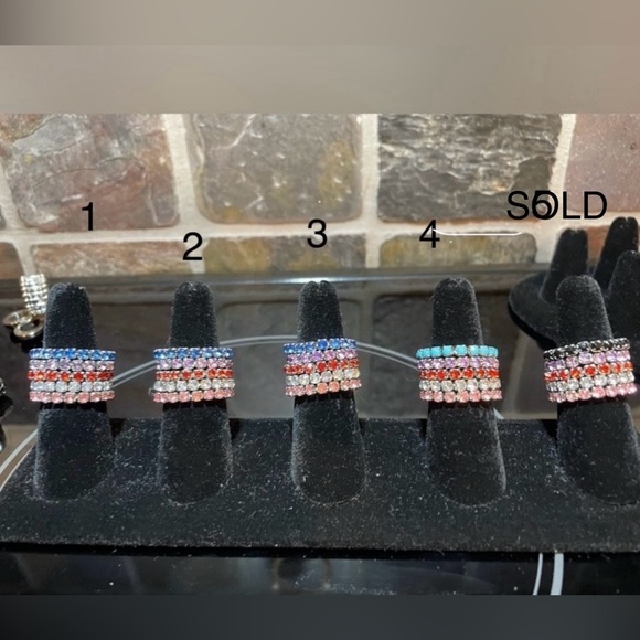 NWOT Set of five stretchy crystal rings - Picture 4 of 5